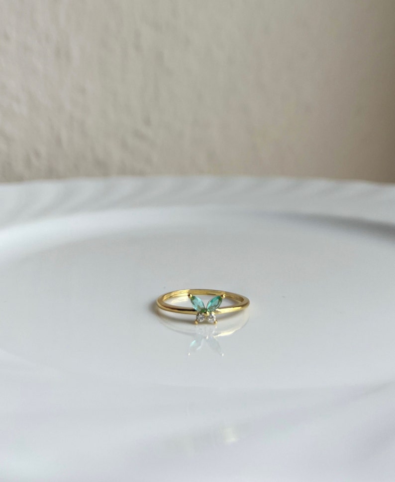 winziger grüner Schmetterling Ring, Zierlicher Diamant dünner Bandring, Minimalistischer Kristall Versprechen Ring, Beste Freundin Geschenk Bild 5