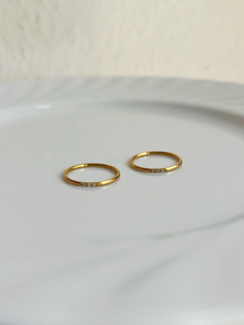 Dünner Gold Ring mit drei kleinen Zirkonen, minimalistischer Schichtung Stapelring, einfacher Edelstein Ring, zierlicher Diamant Wasserdicht Bild 3