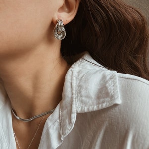 Zilveren liefdesknoop oorbellen, minimalistische oorknopjes 925 zilver, aanslagvrije verklaring oorknopjes, drievoudige hoepel oorbellen afbeelding 2
