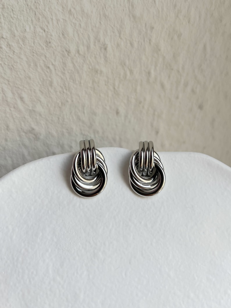 Zilveren liefdesknoop oorbellen, minimalistische oorknopjes 925 zilver, aanslagvrije verklaring oorknopjes, drievoudige hoepel oorbellen afbeelding 3