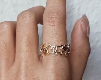 Anillo de cadena abierta con estrellas huecas de oro de 14 quilates