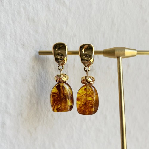 Cognac color resin earrings, every day amber-colored hanging earrings boho, baroque earrings cast resin jewelry eye-catching 925 silver