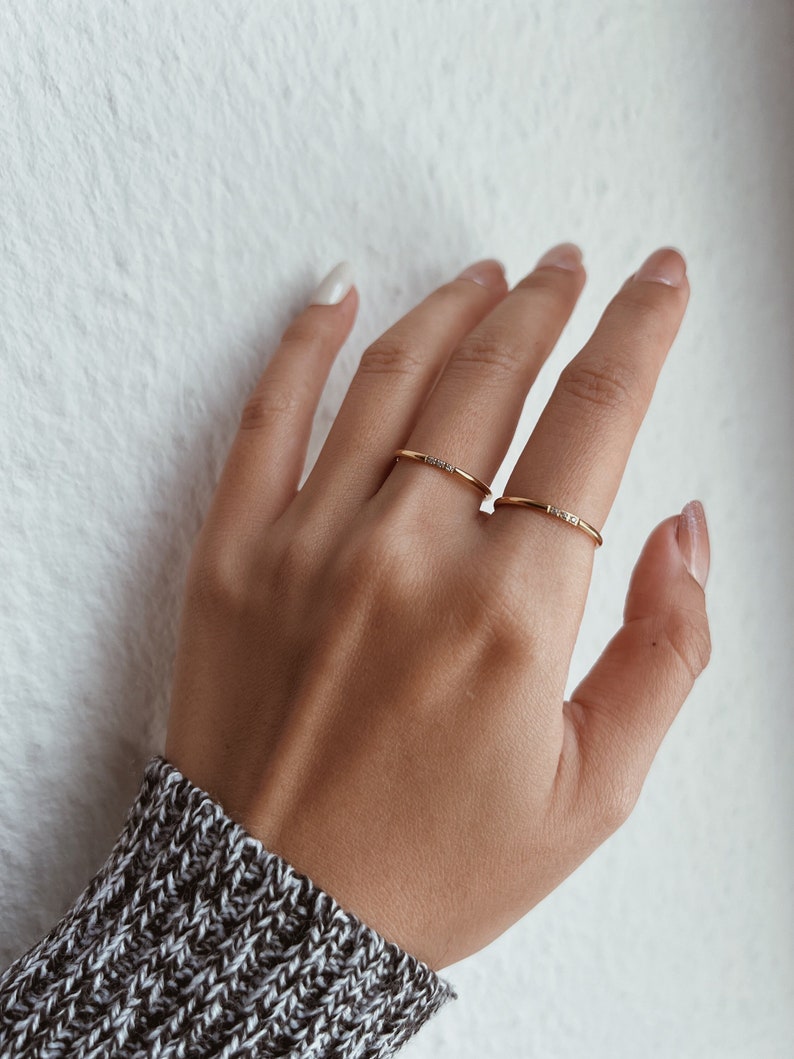 Dünner Gold Ring mit drei kleinen Zirkonen, minimalistischer Schichtung Stapelring, einfacher Edelstein Ring, zierlicher Diamant Wasserdicht Bild 4