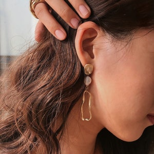 Irregular freshwater pearl drop earring, gold asymmetrical hanging earrings, dangling 18k gold plated, pearl pendant 925 silver image 2