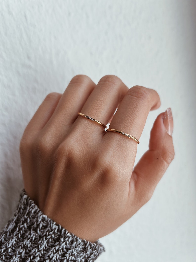 Dünner Gold Ring mit drei kleinen Zirkonen, minimalistischer Schichtung Stapelring, einfacher Edelstein Ring, zierlicher Diamant Wasserdicht Bild 1