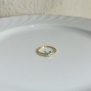 winziger grüner Schmetterling Ring, Zierlicher Diamant dünner Bandring, Minimalistischer Kristall Versprechen Ring, Beste Freundin Geschenk Bild 8