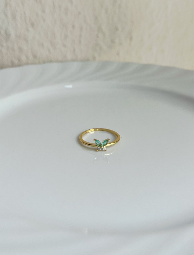 winziger grüner Schmetterling Ring, Zierlicher Diamant dünner Bandring, Minimalistischer Kristall Versprechen Ring, Beste Freundin Geschenk Bild 8