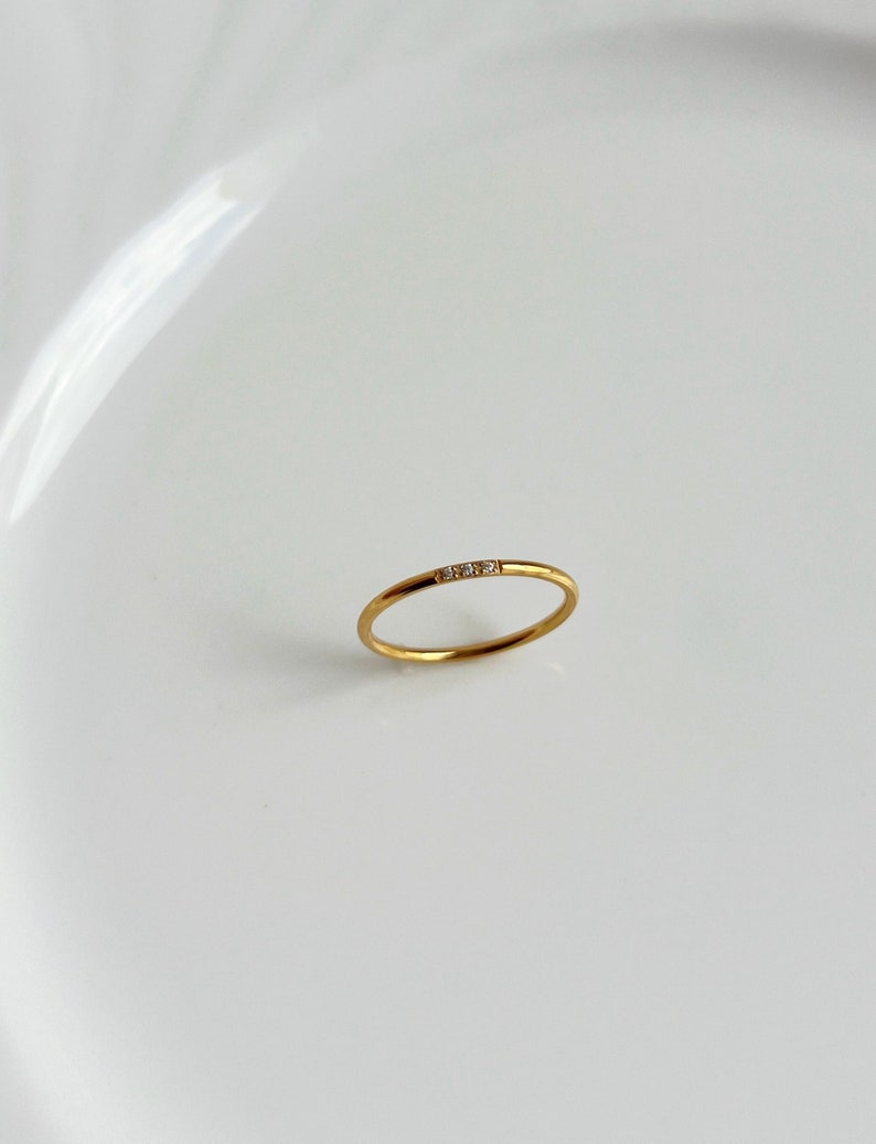 Dünner Gold Ring mit drei kleinen Zirkonen, minimalistischer Schichtung Stapelring, einfacher Edelstein Ring, zierlicher Diamant Wasserdicht Bild 2