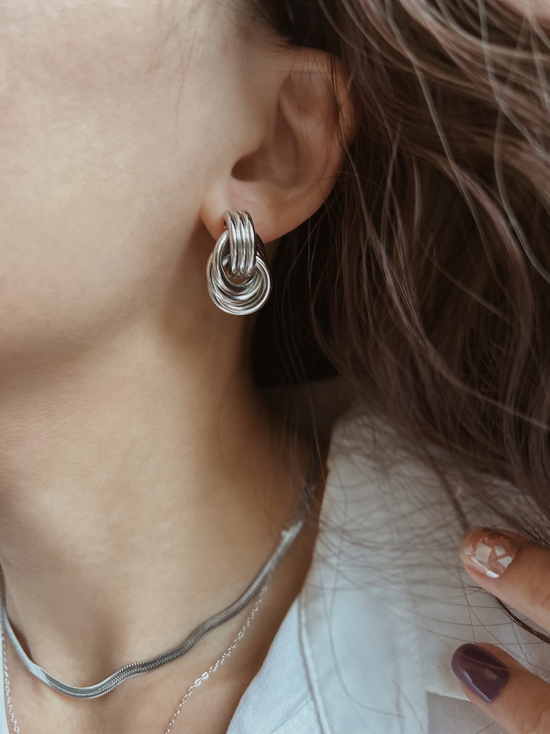 Zilveren liefdesknoop oorbellen, minimalistische oorknopjes 925 zilver, aanslagvrije verklaring oorknopjes, drievoudige hoepel oorbellen afbeelding 1