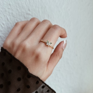 winziger grüner Schmetterling Ring, Zierlicher Diamant dünner Bandring, Minimalistischer Kristall Versprechen Ring, Beste Freundin Geschenk Bild 3