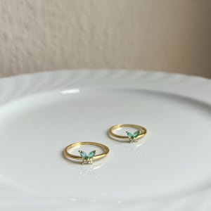winziger grüner Schmetterling Ring, Zierlicher Diamant dünner Bandring, Minimalistischer Kristall Versprechen Ring, Beste Freundin Geschenk Bild 2