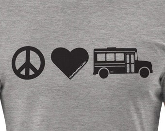 PeaceLoveBus Schoolbus Short Skoolie Schoolie Vanlife Unisex biologisch katoenen t-shirt Peace Sign Heart Love Vibes