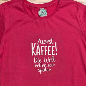 Damen T-Shirt mit Spruch: Zuerst Kaffee! Die Welt retten wir später, Shirt, witzig, lustig, Geschenkidee für Frauen, Statement - Gr. XS-XXXL