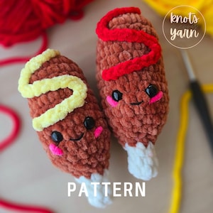 Peut inclure: Deux cuisses de poulet en crochet, l'une avec du fil jaune pour la moutarde et l'autre avec du fil rouge pour le ketchup. Les cuisses de poulet ont des visages mignons avec des yeux noirs, des joues roses et une bouche souriante. L'image comprend le texte "knots yarn" et "PATTERN".