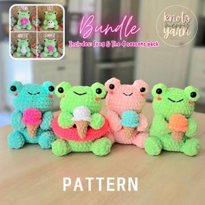 Può includere: Un set di schemi all'uncinetto con quattro rane di peluche, ognuna che tiene un oggetto diverso. Le rane sono verde chiaro, rosa e verde acqua, con occhi neri e guance rosa. Una rana indossa un salvagente rosa acceso. Il testo recita Bundle, Includes: Frog & The 4 seasons pack e PATTERN.