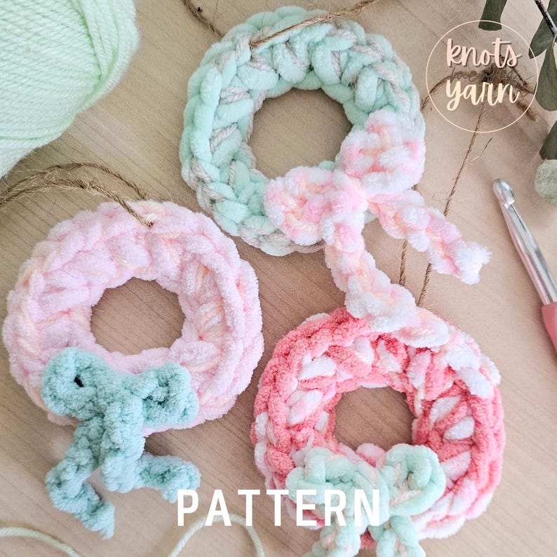 Patrón de corona circular a crochet, sin costuras, adorno navideño, descarga en PDF, KnotsMerryYarn