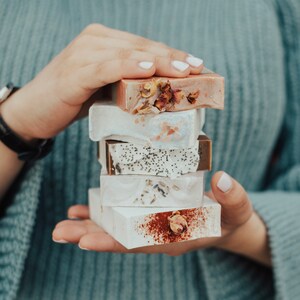 Chocolade Scrub Natuurlijke Zeep Veganistische exfoliërende zeep Duurzaam Geen afval Handgemaakt volgens het koude proces afbeelding 8