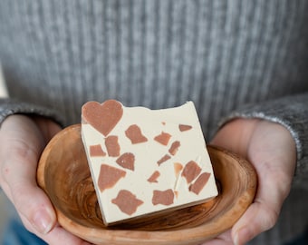 Jabón natural con jabonera artesanal de madera de olivo | Desperdicio Cero | Vegano | Hecho a mano mediante el proceso en frío.