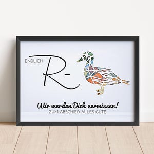 Könnte beinhalten: Ein gerahmter Druck mit einer stilisierten Ente aus bunten geometrischen Formen, dem Text ENDLICH R-, Wir werden Dich vermissen! und ZUM ABSCHIED ALLES GUTE in schwarzer Schrift auf weißem Hintergrund, in einem dünnen schwarzen Rahmen.