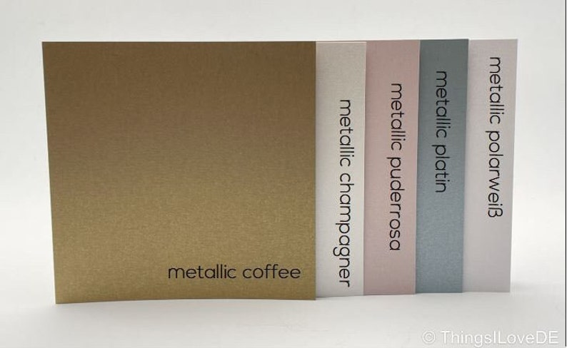 May include: Five different colored cardstock paper samples with metallic finishes. The colors are coffee, champagne, puderrosa, platin, and polarwei&szlig;.
