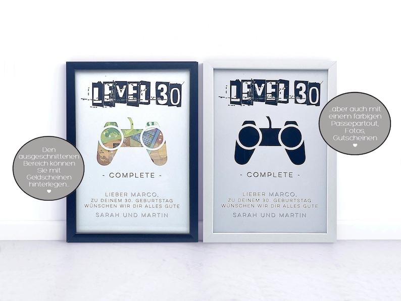 Op de afbeelding: Twee ingelijste prints met een zwart-witte afbeelding van een videogamecontroller en de tekst "LEVEL 30 - COMPLETE -"  De tekst onder de afbeelding luidt "Lieber Marco, zu deinem 30. Geburtstag w&uuml;nschen wir dir alles gute Sarah und Martin".