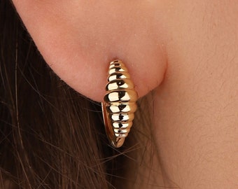 Pendientes de aro con forma de cúpula de croissant en oro de 14 quilates: estilo minimalista y llamativo.