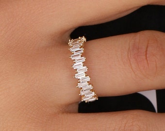 Massivt baguettering i silver: Elegant vigselring med halv evighet