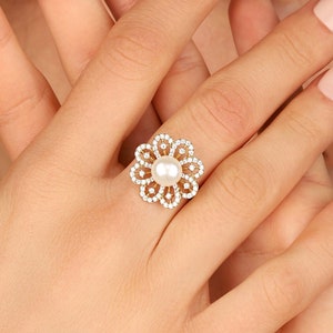Vintage Floral Design Ring, Pearl Flower Ring, Dainty Solid 14K Gold Ring, Mother of Pearl Ring, Promise Ring, Floral Pearl engagement ring
