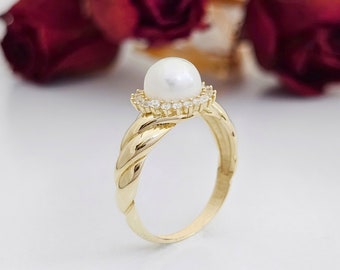 Twisted 14K Gold Pearl Ring with Diamond Halo