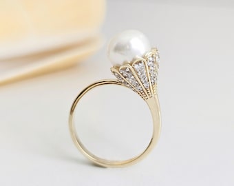 Vintage Pearl Ring: 14K Gold, Unique Design