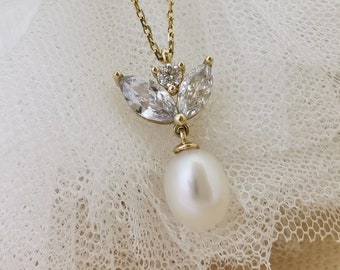 Halsband med silverpärlhänge: Marquise zirkonsten, sötvattenspärla