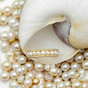 The pearl ring is an elegant and unique ring decorated with real pearls in 14K pure gold.