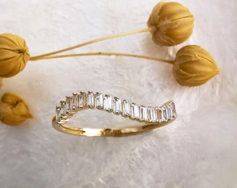 Baguette Stone Wave Ring: 18K Gold Stackable Ring