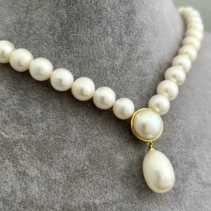 Elegante collar de oro y perlas: una declaración nupcial atemporal, joyería nupcial, collar de perlas colgantes, collar de perlas blancas