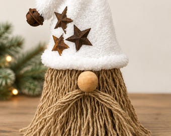 Gnomo de Natal rústico feito à mão, estilo fazenda – Chapéu de sherpa branco, estrelas enferrujadas, sino.