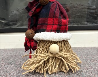 Gnomo feito à mão com estampa xadrez de búfalo – Decoração natalina rústica com sinos.