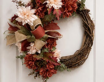 Guirlanda artesanal de videira – Decoração floral outonal em tons de vinho, ferrugem e rosa.