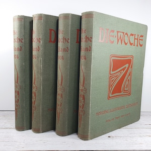Può includere: Quattro libri in copertina rigida verde con scritte rosse e illustrazioni. I libri sono intitolati "Die Woche" e numerati "Band 104". La copertina anteriore del libro più a destra presenta un numero stilizzato rosso "7" in un quadrato.