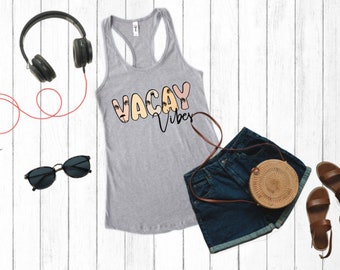 Vacay Vibes racerback, sommarlinne med racerback, semestertröja, sommartröja, present till sommarälskare, presentidé för kvinnor, sommartröja.