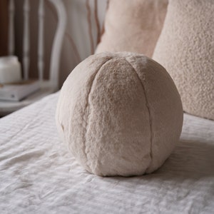 Beige pluche balkussen - pluche kussen - bontbalkussen - balkussen - rond kussen - decoratief kussen - uniek kussen - bontkussen
