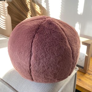 Cuscino a forma di palla di peluche - Cuscino a forma di palla di peluche - Cuscino a forma di palla marrone - Cuscino a forma di palla - Cuscino rotondo - Cuscino decorativo - Cuscino unico - Cuscino di pelliccia