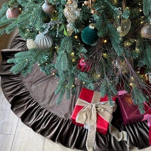 Falda de terciopelo para árbol de Navidad - Elegante falda de terciopelo para árbol de Navidad con volantes - Falda de terciopelo marrón chocolate para árbol de Navidad - Decoraciones navideñas