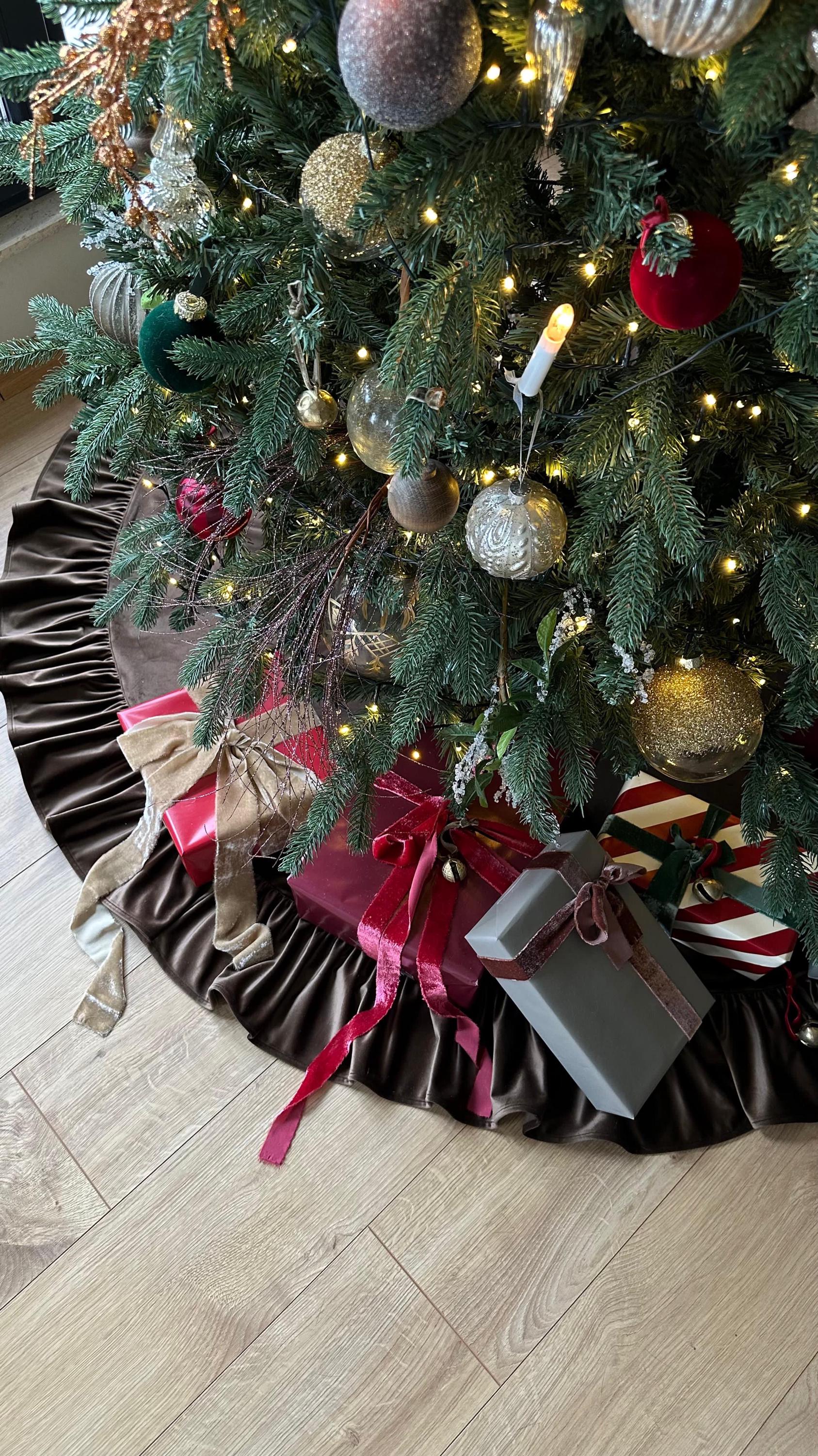 クリスマスツリースカート ネイビー 雪の結晶の刺繍 ベルベット ベルベットのクリスマスツリースカート - フリル付きのエレガントな