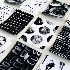 Cartes de visite artistiques estampées à la main, paquet de mini-papier peint, noir et blanc, objets trouvés estampés, papier pour collage technique mixte