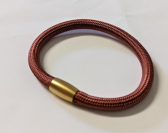 Klips na piersi brązowo-brązowo-złoty