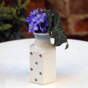 Pequeno vaso quadrado de porcelana feito à mão para flores da primavera - decoração perfeita para a Páscoa!