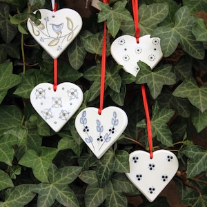 Handgemachtes Porzellanherz: Liebesbotschafter für den Valentinstag und den Frühling