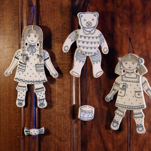 Porcelanowa lalka do ciągnięcia - ręcznie wykonana figurka zwierzątka do zawieszenia jako zabawka lub dekoracja