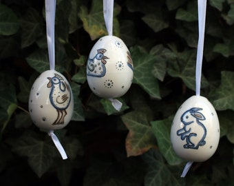 Handgemachte Porzellan-Ostereier an einer Schnur mit Ostermotiven / Porzellan / Frühling / Ostern / Volkstraditionen / Keramik / Dekoration