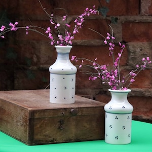 Pequeno vaso de porcelana feito à mão para a primavera - decoração mágica de flores para a Páscoa!